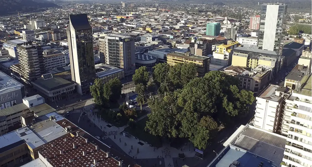 Plaza de Armas Aníbal Pinto, en el entorno del edificio